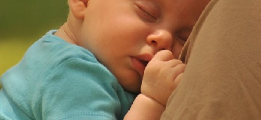 איך להקל על בעיות שינה אצל תינוקות עם רפלוקס