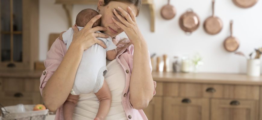 שחיקה הורית: 9 דרכים מעשיות להקל על עצמכם ולמצוא רוגע מחדש