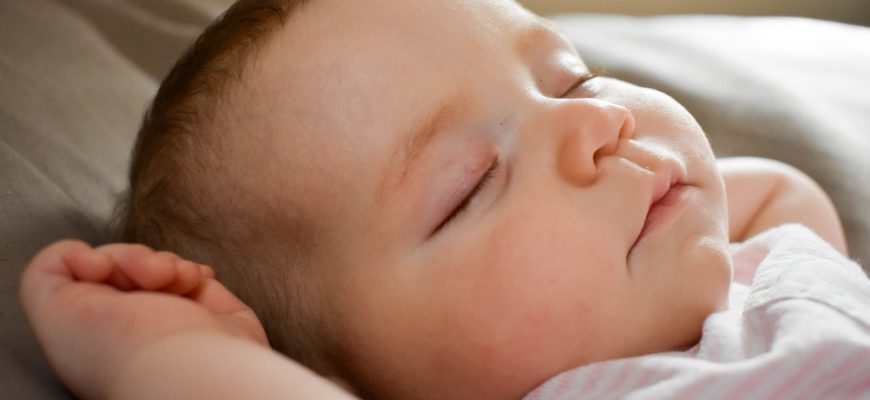 7 סימנים לכך שהיגיע הזמן ללמד את התינוק שלכם להירדם לבד.